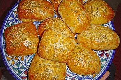 Mit Schafsk&auml;se gef&uuml;llte Br&ouml;tchen