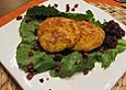 &Uuml;berbackene Polenta - Taler mit Ziegenk&auml;se an Wildbeergelee auf Salat mit gebratenen Schinkenw&uuml;rfeln