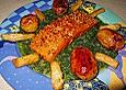 Ger&auml;ucherter Pfefferlachs auf Spinat mit gebratenem Spargel und Balsamico - R&ouml;stkartoffeln