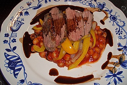 Strau&szlig;ensteak mit Gem&uuml;se auf Kichererbsen - Tomaten mit Kakao - Balsamico So&szlig;e