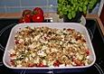 Leichter Tomatenauflauf mit Schafsk&auml;se und knuspriger R&ouml;stzwiebeldecke