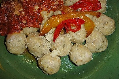 Brot-Gnocchi mit dreierlei K&auml;se und Tomatensauce