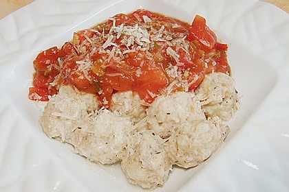 Brot-Gnocchi mit dreierlei K&auml;se und Tomatensauce 2