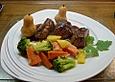 Roros delikate Antilopensteaks mit fruchtiger Granatapfelsauce, Pommes Williams und Mischgem&uuml;se