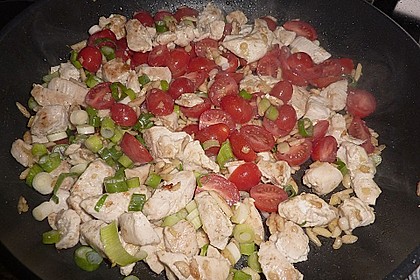 W&uuml;rziger Couscous mit Huhn