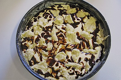 Cinnamon Roll Cheesecake 15