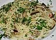 Spaghetti al olio mit frischen Pilzen