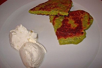 Zucchini - Puffer mit Kr&auml;uter - Sour Creme 1