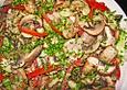Pilzsalat mit Gurke und Tomaten