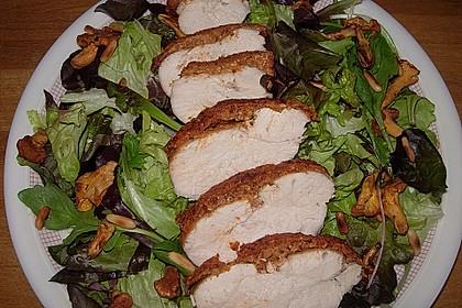 H&auml;hnchenbrust mit Senfkruste auf Salat