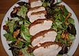 H&auml;hnchenbrust mit Senfkruste auf Salat
