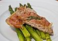 Gegrillter gr&uuml;ner Spargel mit Saltimbocca