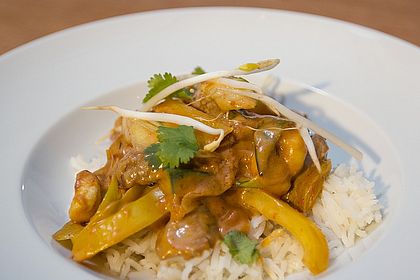 Gewoktes Rindfleisch in roter Chili - Erdnusssauce