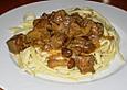 Wildschweingulasch mit Waldpilzen