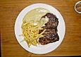 F&uuml;r echte Kerle: Das perfekte Rumpsteak - saignant (englisch) mit Sauce B&eacute;arnaise und Pommes
