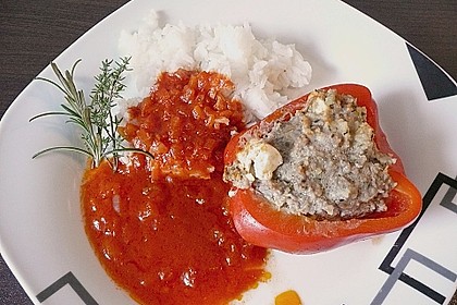 Gef&uuml;llte Paprikaschoten in Tomatenso&szlig;e