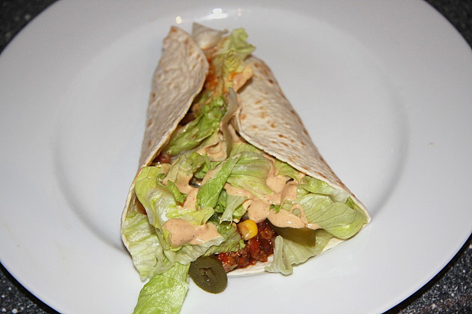 Burrito - Tortilla gefüllt mit Hackfleisch, Mais, Salat und ...