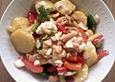 Pikanter Kartoffelsalat mit Nusskernen
