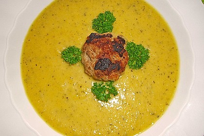 Zucchinicremesuppe mit Hackbällchen (ohne Kohlenhydrate)