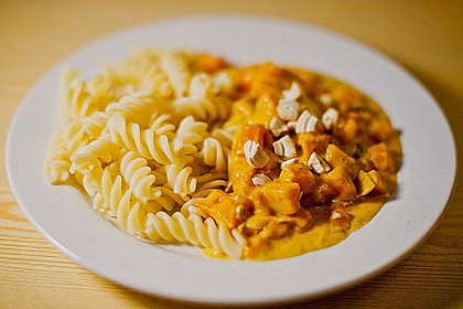 K&uuml;rbissauce mit Gorgonzola und Cashewkernen