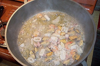 Nudeln mit Pilzen und Meeresfr&uuml;chten