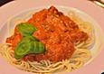 Spaghetti Napoli mit schwarzen Oliven und Kapern