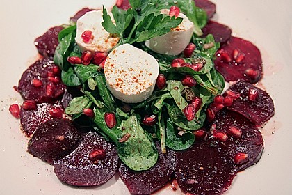Lauwarmes Rote Bete - Carpaccio mit Feldsalat und Ziegenfrischk&auml;se