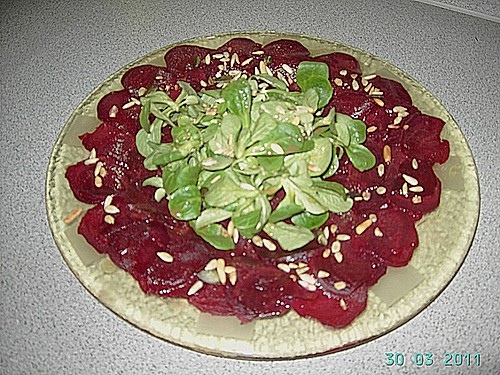 Lauwarmes Rote Bete - Carpaccio mit Feldsalat und Ziegenfrischkäse ...