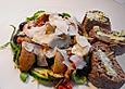 Blattsalat an buntem Gem&uuml;se mit Rosmarinkartoffeln und H&auml;hnchenbruststreifen