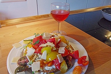 Kr&auml;uterr&uuml;hrei mit Tomatensalat