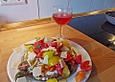 Kr&auml;uterr&uuml;hrei mit Tomatensalat
