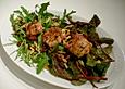 Roter Mangold und Rucola mit gebratenem Ziegenk&auml;se, Cranberries und Pinienkernen