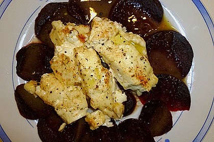 Gebackener bulgarischer Schafsk&auml;se mit Honig und Rosmarin an Rote Bete