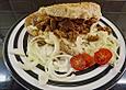 Roros Gyros im Fladenbrot mit Tzatzki, Zwiebeln und Krautsalat