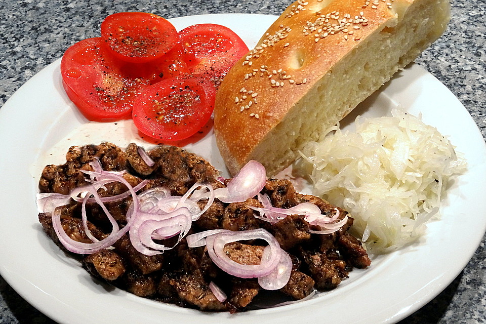 Roros Gyros im Fladenbrot mit Tzatzki, Zwiebeln und Krautsalat (Rezept ...