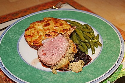 Gekr&auml;utertes Lammkarree auf Zwiebelconfit mit gr&uuml;nen Bohnen und Kartoffelgratin