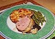 Gekr&auml;utertes Lammkarree auf Zwiebelconfit mit gr&uuml;nen Bohnen und Kartoffelgratin