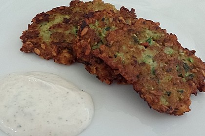 Feine Zucchini - Kartoffelpuffer mit Nüssen und Senf - Dip 10