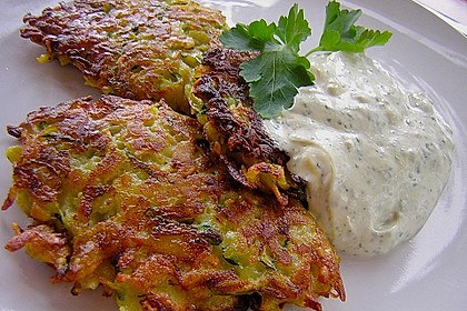 Feine Zucchini - Kartoffelpuffer mit Nüssen und Senf - Dip 3
