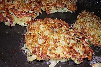 Feine Zucchini - Kartoffelpuffer mit Nüssen und Senf - Dip 13