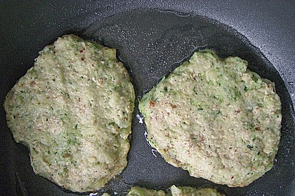 Feine Zucchini - Kartoffelpuffer mit Nüssen und Senf - Dip 21