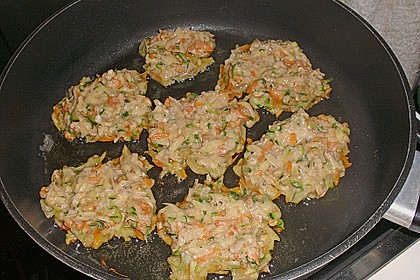 Feine Zucchini - Kartoffelpuffer mit Nüssen und Senf - Dip 12
