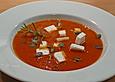 Rote Paprikasuppe mit K&uuml;rbiskernen und Feta