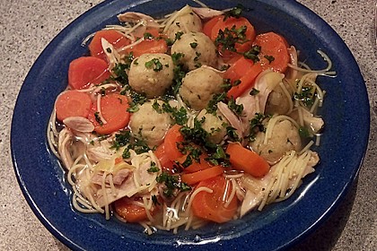 H&uuml;hnersuppe mit Kl&ouml;&szlig;chen und Nudeln