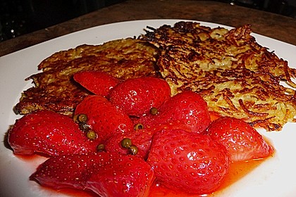 Apfel - Reibekuchen mit gepfefferten Erdbeeren