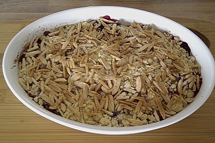 Warmes Crumble mit Fr&uuml;chten und Eis