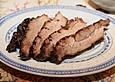 Lackierter Schweinenacken mit buntem Gem&uuml;se und Pflaumensauce