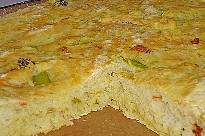 Focaccia mit getrockneten Tomaten und gr&uuml;nem Spargel