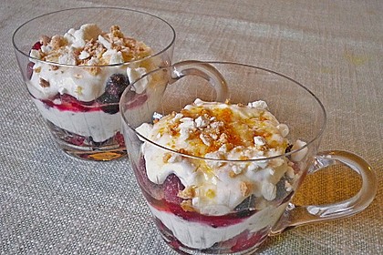 Beeren - Baiser - Amarettinidessert 3