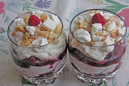 Beeren - Baiser - Amarettinidessert 6